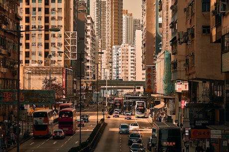 香港汇丰银行大厦(香港汇丰银行大厦：标志性建筑，彰显现代化商业气息)